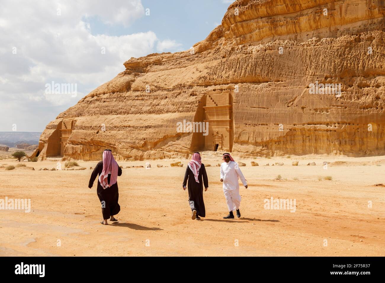 Al Ula, Saudi-Arabien, 19 2020. Februar: Zwei saudische Touristen mit Führer in Jabal Al Banat, einer der größten Gräber in Hegra, die Ski fahren Stockfoto