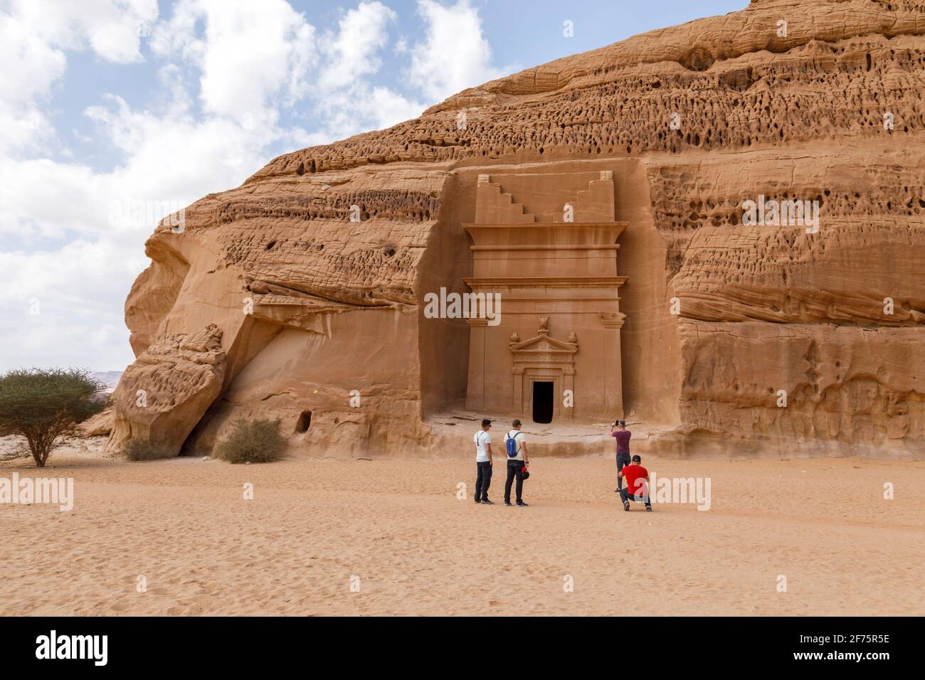 Al Ula, Saudi-Arabien, 19 2020. Februar: Vier westliche Touristen bewundern und fotografieren die Gräber von Jabal Al Banat, KSA Stockfoto