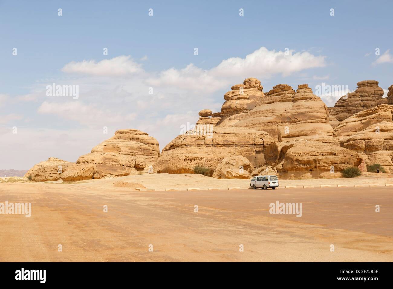 Al Ula, Saudi-Arabien, 19 2020. Februar: Parkplatz von Jabal Al Banat, einer der größten Gräber in Hegra, die kunstvoll Fakad geschnitzt haben Stockfoto