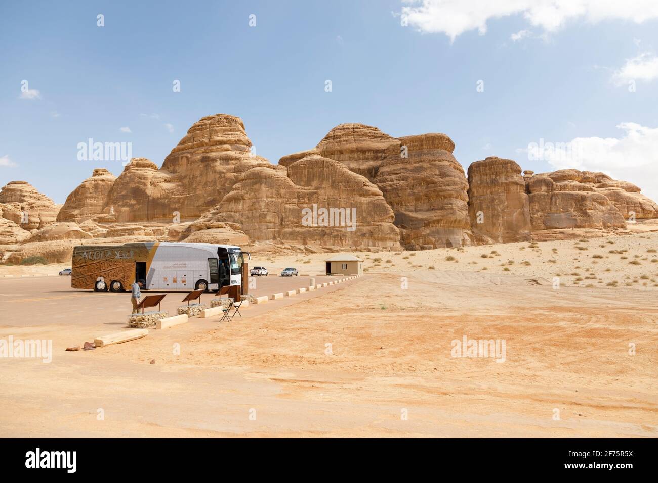 Al Ula, Saudi-Arabien, 19 2020. Februar: Parkplatz von Jabal Al Banat, einer der größten Gräber in Hegra, die kunstvoll Fakad geschnitzt haben Stockfoto