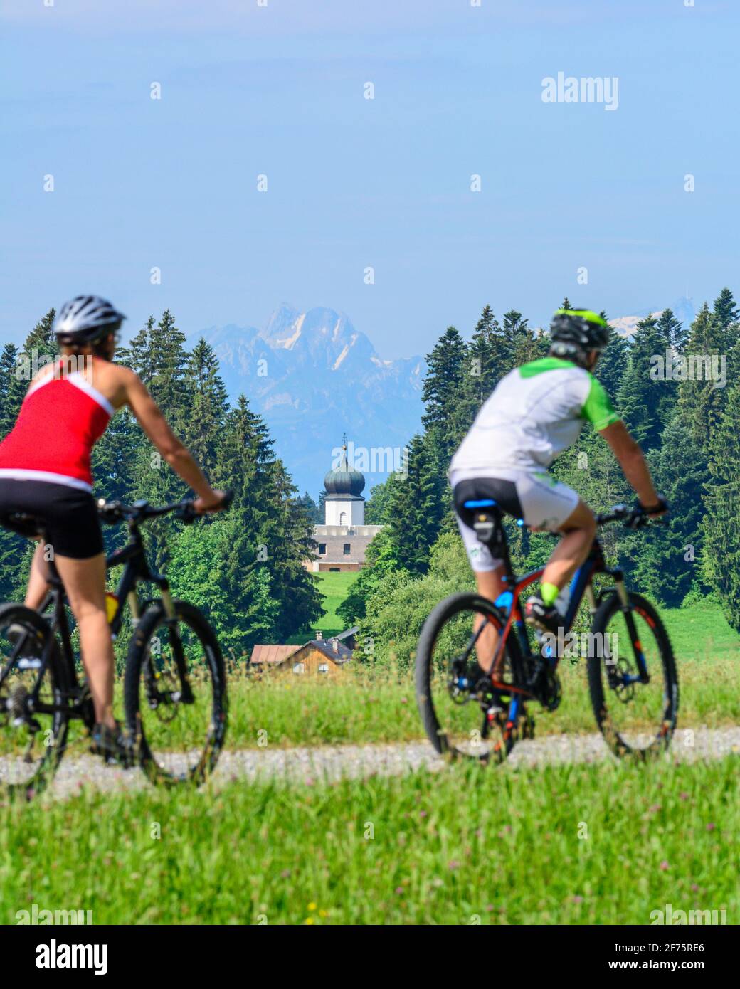 Mann und Frau auf entspannte Radtour im Alpenvorland in der Nähe der kleinen Ortschaft Sulzberg Stockfoto