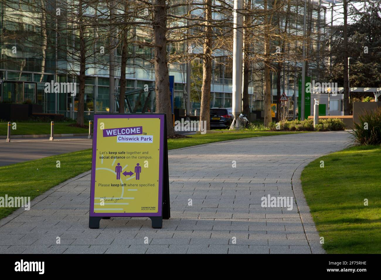 Halten Sie sich links, ein Schild, das die Menschen daran erinnert, während der Covid-19-Pandemie und der Sperrung 2021, Chiswick Business Park, West London, Großbritannien, soziale Distanz zu wahren Stockfoto