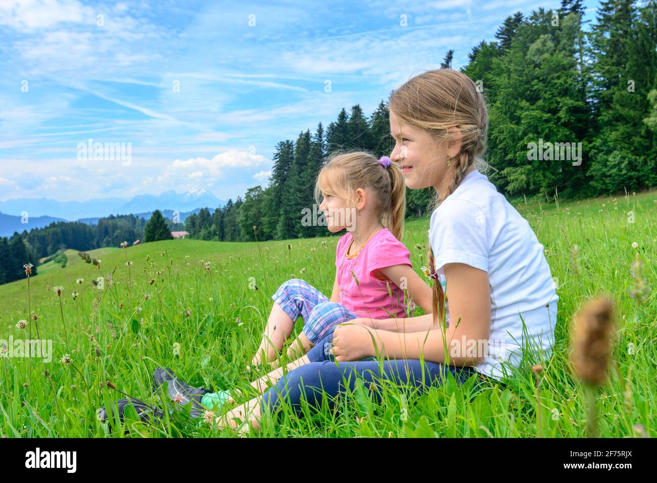 Zwei Mädchen genießen eine schöne Tour in den Vorarlberger Bergen Stockfoto
