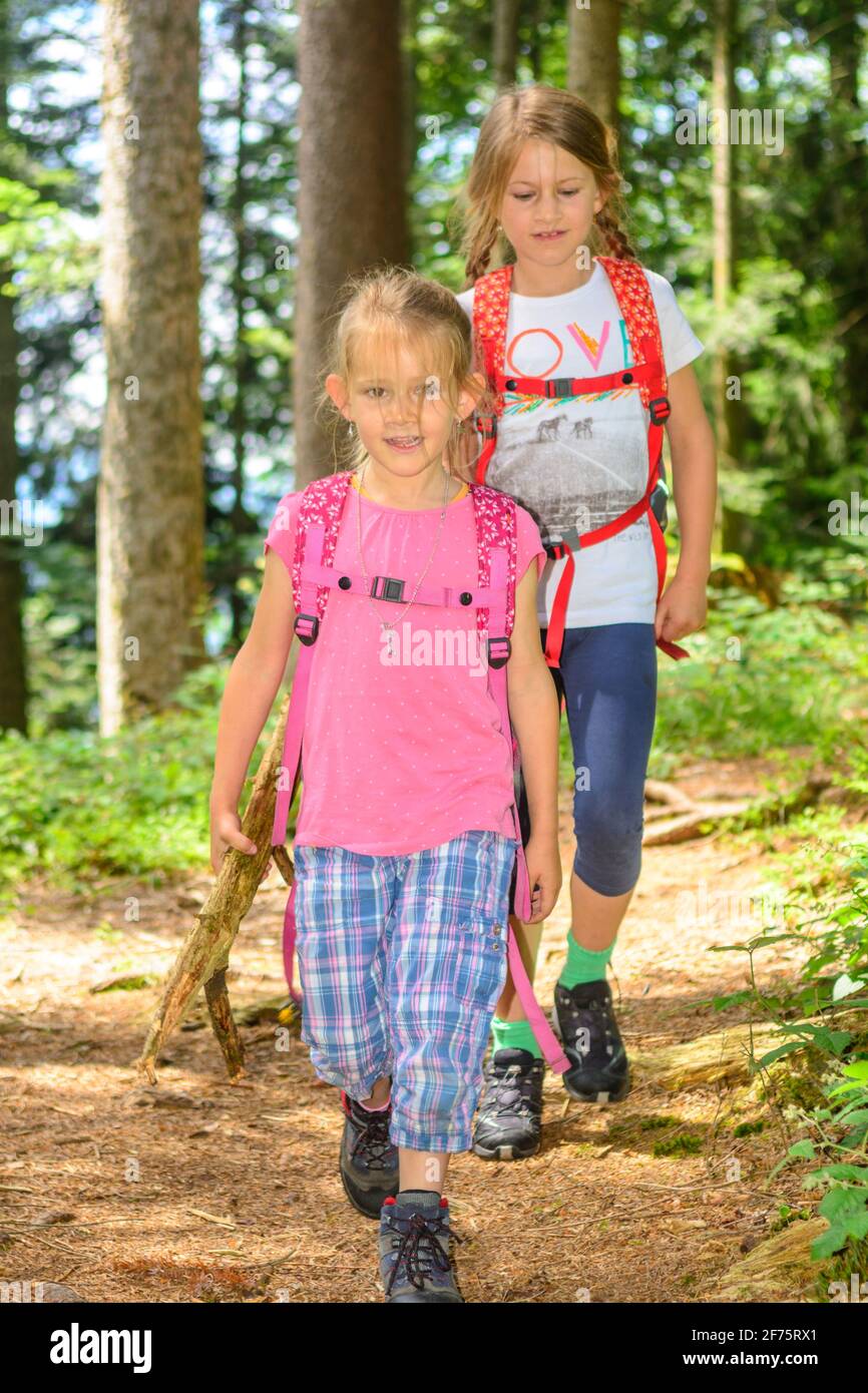 Zwei junge Mädchen wandern im Wald Stockfoto