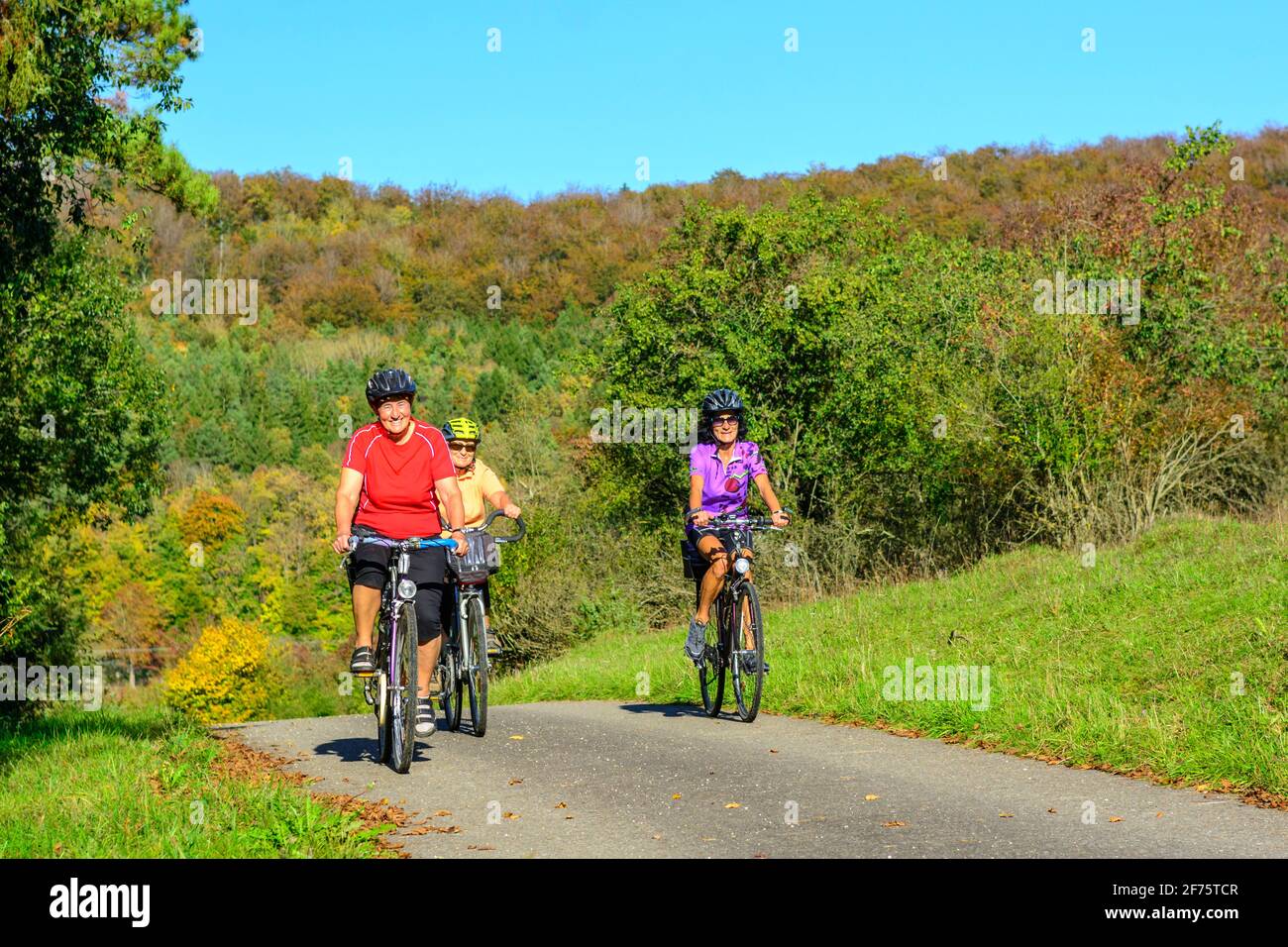 Senior Group, eine Radtour in der wunderschönen Natur im südlichen Deutschland Stockfoto