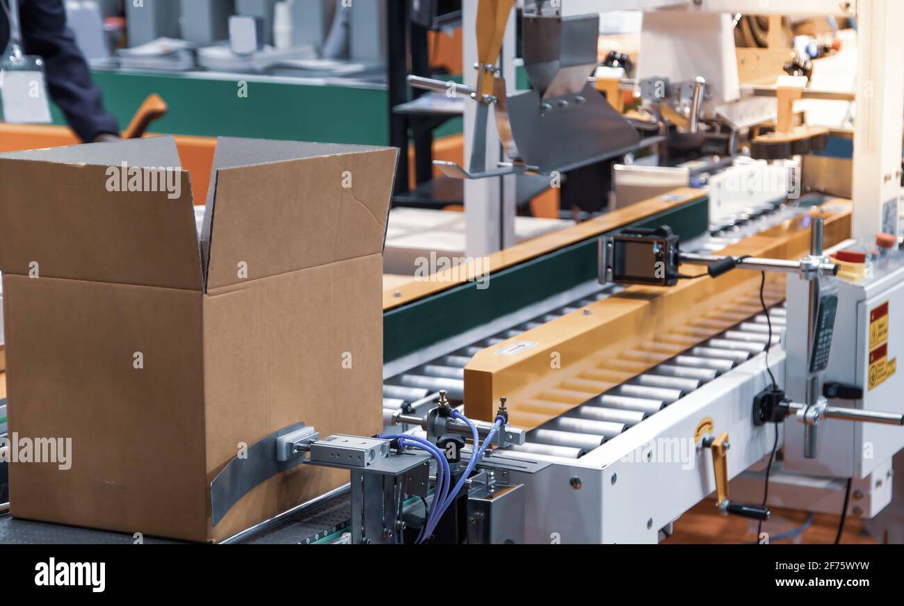 Strichcode-Labelscanner. Kastenerkennung mit Barcodescanner im modernen Industrielager Stockfoto