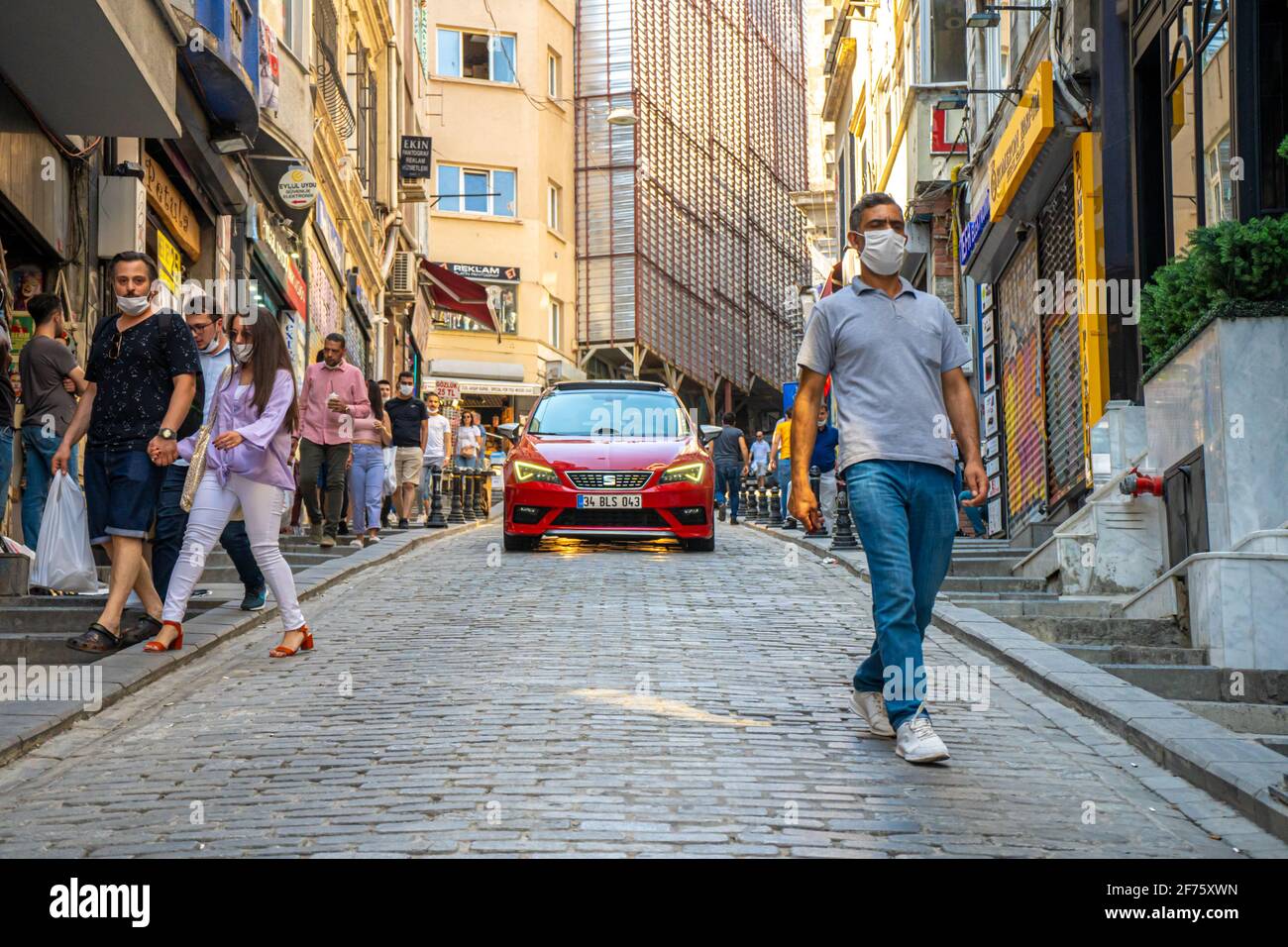 Sommer Blick auf die Straße des zentralen Teils von Istanbul. Sultanahmet. Türkei, Istanbul - 21.07.2020 Stockfoto