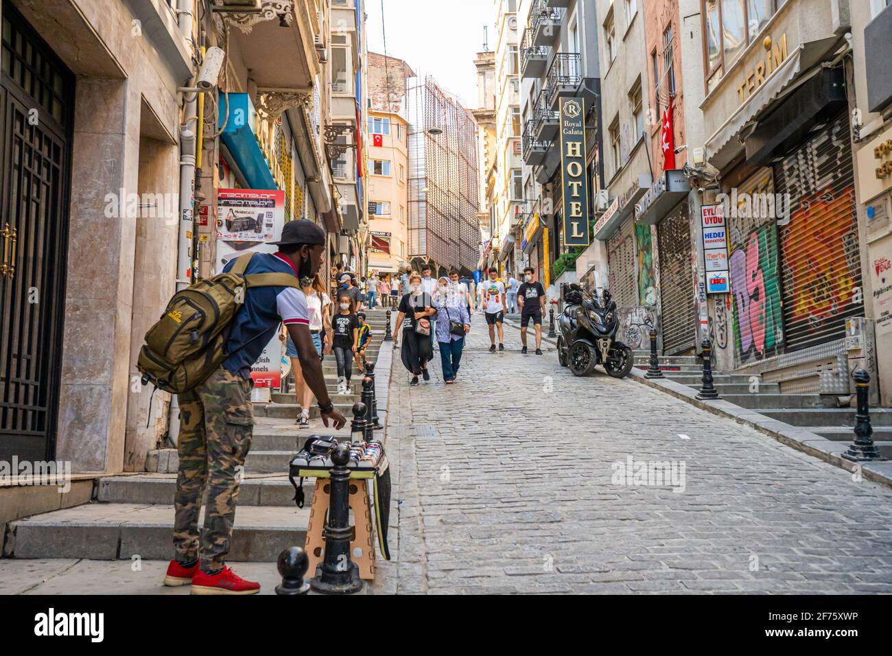 Sommer Blick auf die Straße des zentralen Teils von Istanbul. Sultanahmet. Türkei, Istanbul - 21.07.2020 Stockfoto