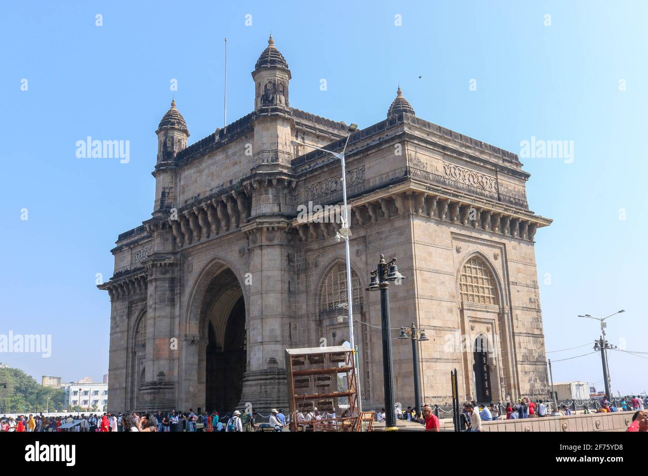 Das Gateway of India ist ein Bogenmonument, das Anfang des 20. Jahrhunderts in der Stadt Mumbai im indischen Bundesstaat Maharashtra errichtet wurde. Stockfoto