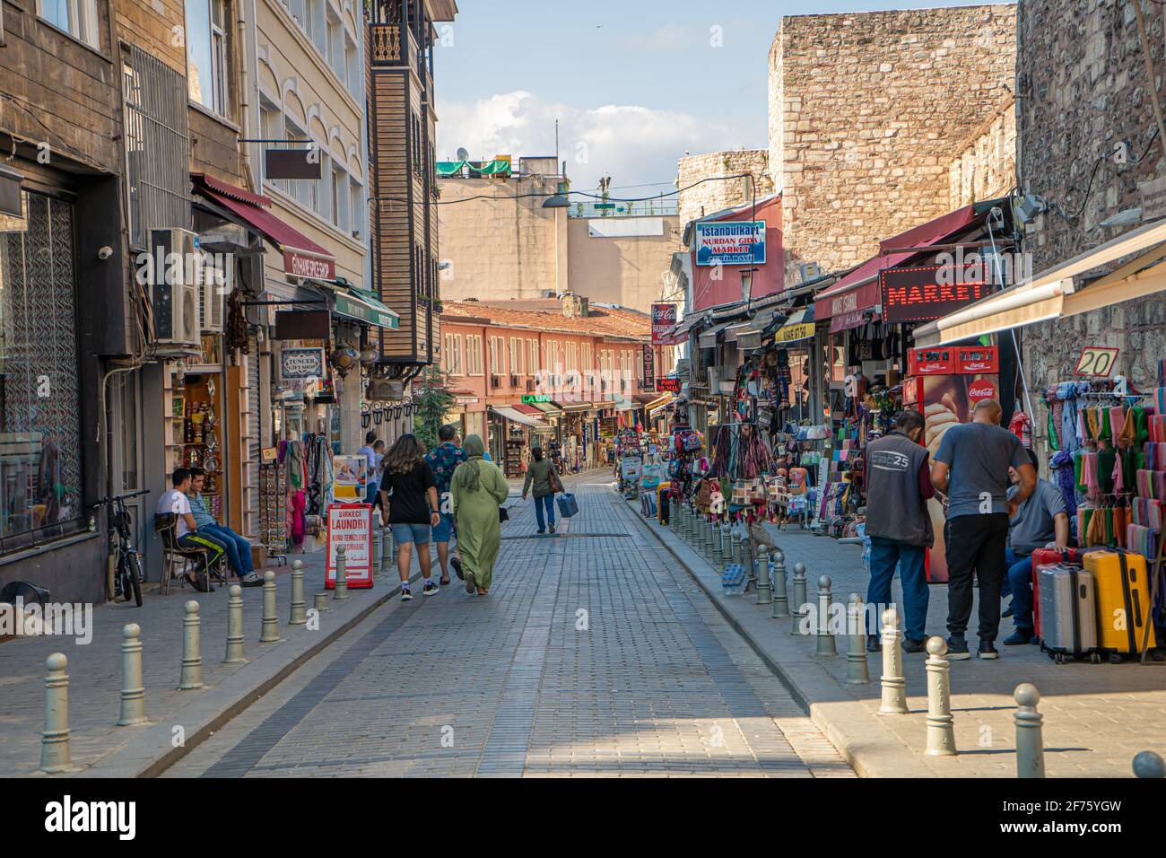 Sommer Blick auf die Straße des zentralen Teils von Istanbul. Sultanahmet. Türkei, Istanbul - 21.07.2020 Stockfoto