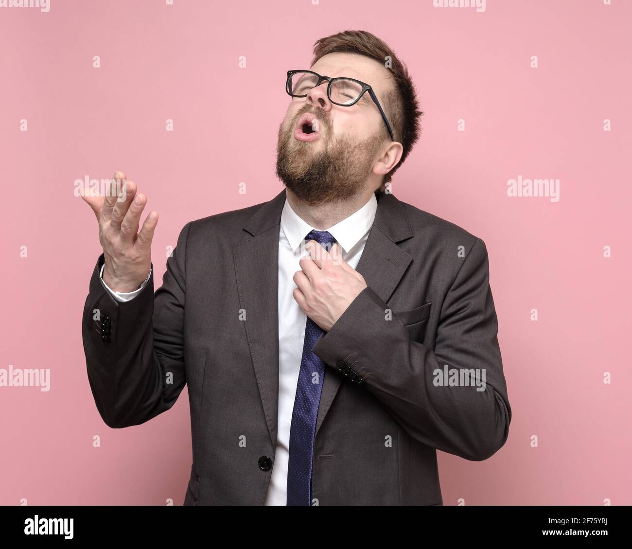 Mann in einem Geschäftsanzug, flehend und nachforschend, er hatte keinen Deal, er ist verärgert und versucht, die Krawatte zu lockern. Stockfoto