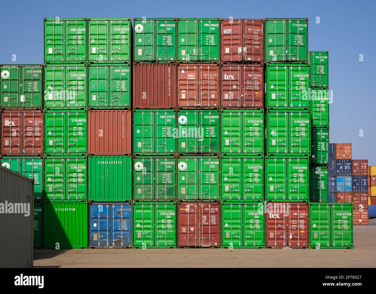 Duisburg, Ruhrgebiet, Nordrhein-Westfalen, Deutschland - Duisburger Hafen, Container am Containerterminal in Duisburg Ruhrort. Stockfoto