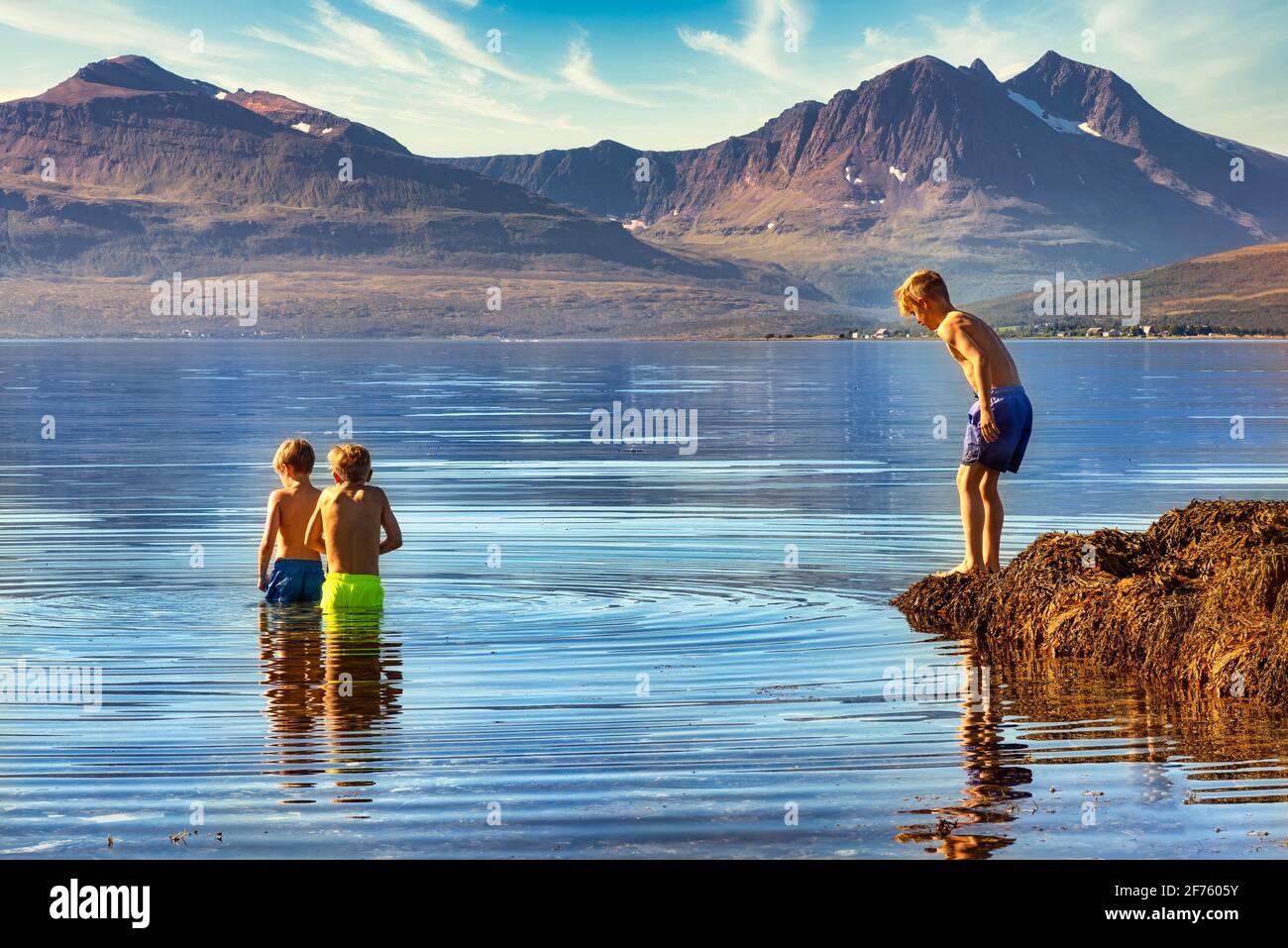 Tromso, Norwegen - 18. August 2016: Zwei Jungen baden im kalten Wasser von Tromso, 350 km nördlich des Polarkreises Stockfoto