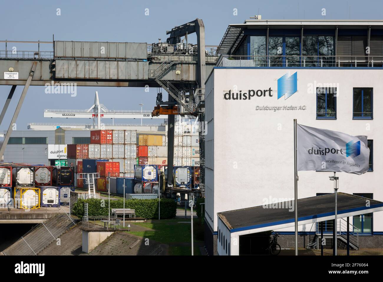 Duisburg, Ruhrgebiet, Nordrhein-Westfalen, Deutschland - Duisburger Hafen AG, Duisport, Firmensitz am Containerterminal im Duisburger R Stockfoto