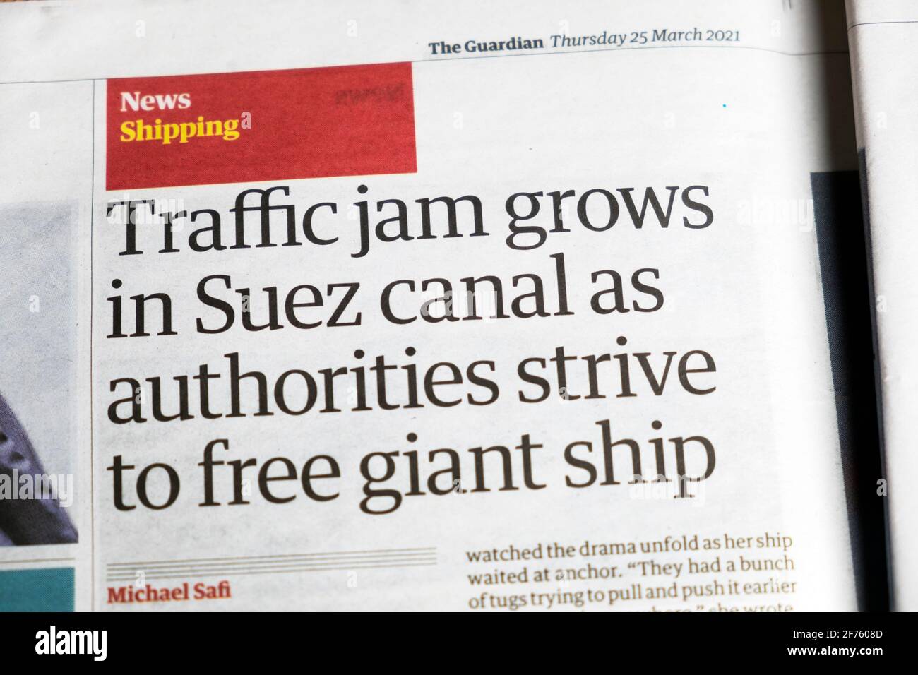 Shipping News 'Stau wächst im Suezkanal als Behörden Bemühen Sie sich, den Schlagzeilen-Artikel Guardian 25 der Zeitung des Riesenschiffs zu befreien März 2021 London UK Stockfoto