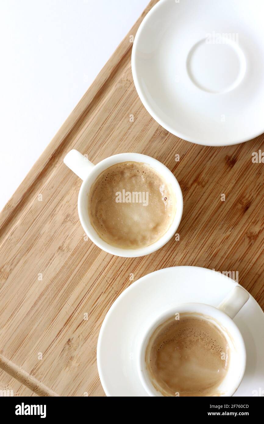 Frisch zubereiteter Cappuccino auf Holzbrett. Erfrischung In Der Kaffeepause. Stockfoto