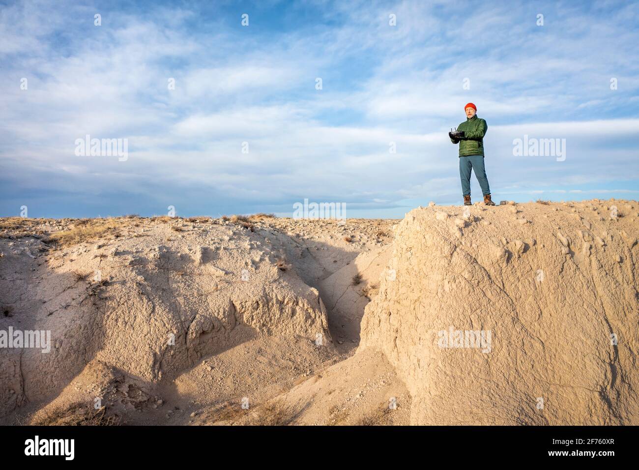 Leitender männlicher Drohnenpilot in einem rauen Gelände von Pawnee National Grassland im Norden Colorados Stockfoto