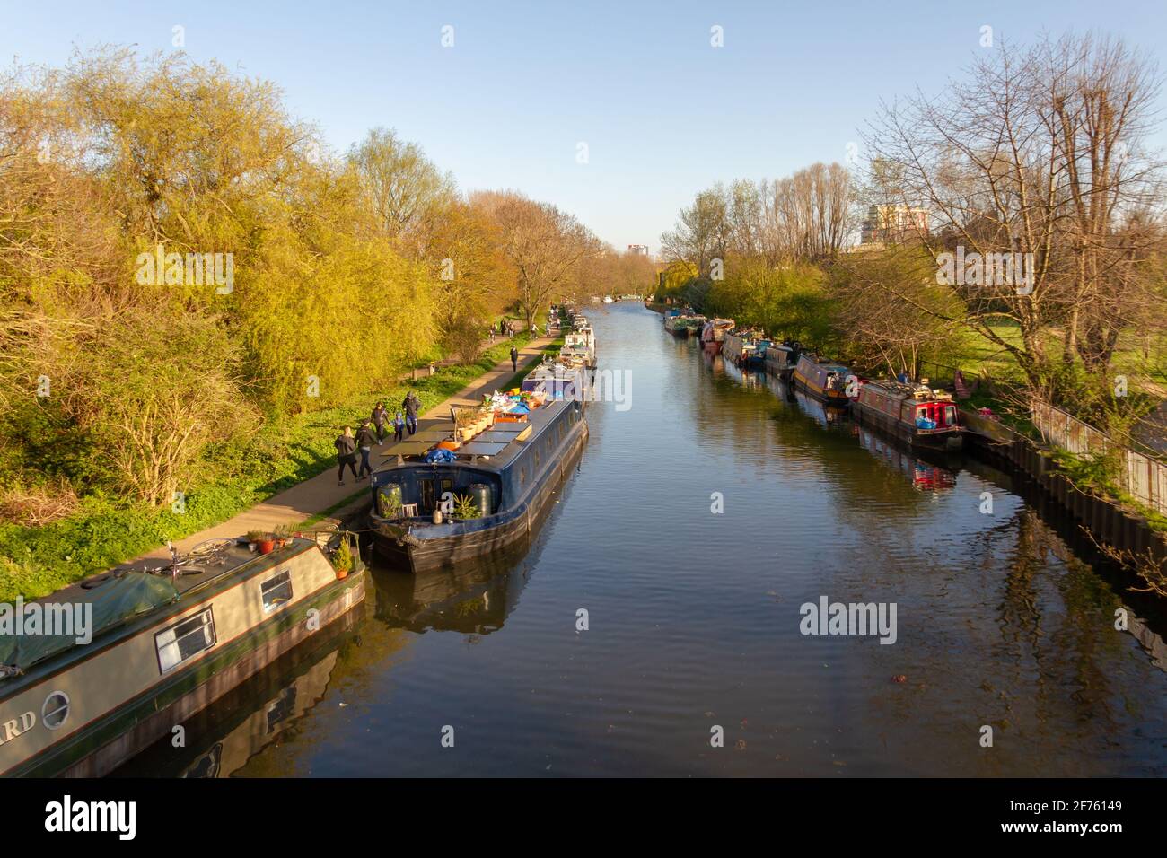 London, Großbritannien, 2020: Ein sonniger Tag in Hackney während des Lockdown entlang des Flusses Lee mit klarem Wasser Stockfoto