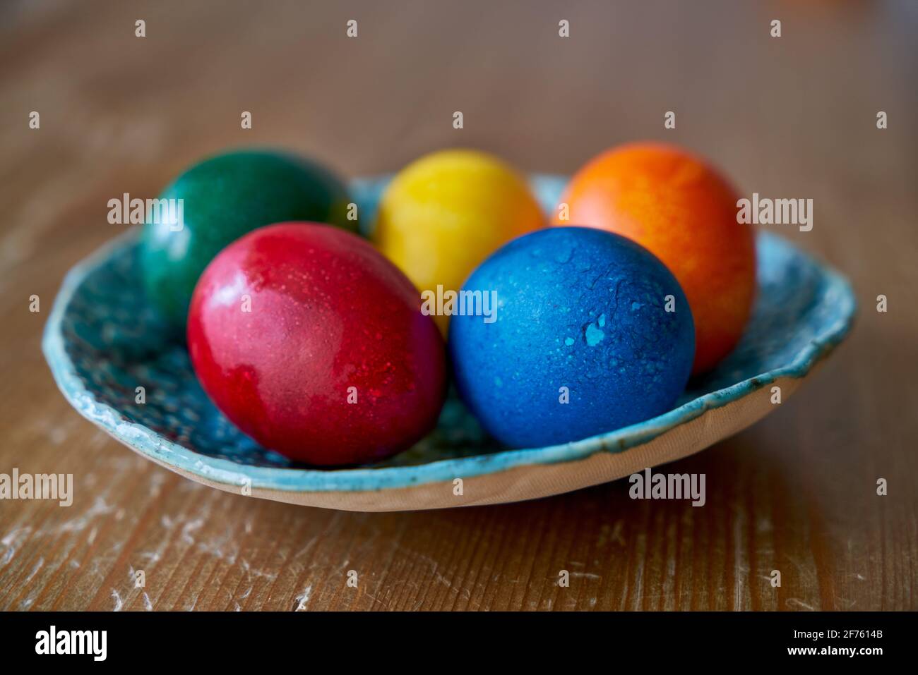 Bunte fünf ostereier auf dem Teller Stockfoto