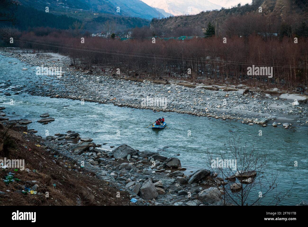 Rafting : Boot bewegt sich auf ruhigen Flussabschnitt -Fluss Beas . neben Kullu toewn in Himachal Pradesh. Stockfoto