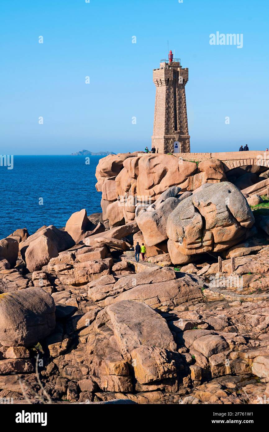 Frankreich, Bretagne, Perros-Guirec, cote de Granit Rose, der Leuchtturm Men Ruz Ploumanac'h. Stockfoto