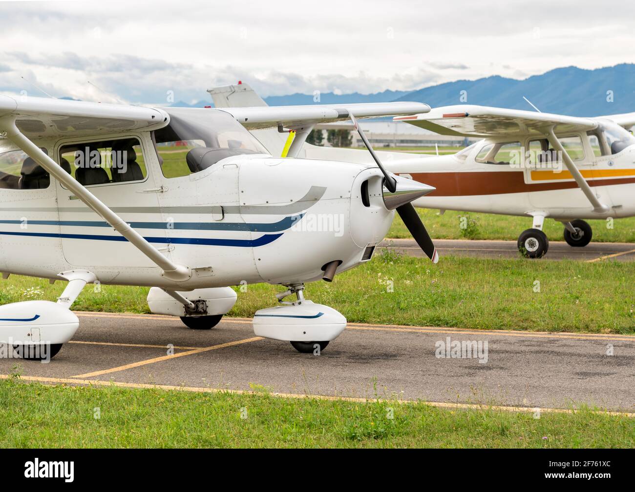 Kleines Privatflugzeug Cessna, geparkt auf dem kleinen Flughafen Venegono, Provinz Varese, Italien Stockfoto