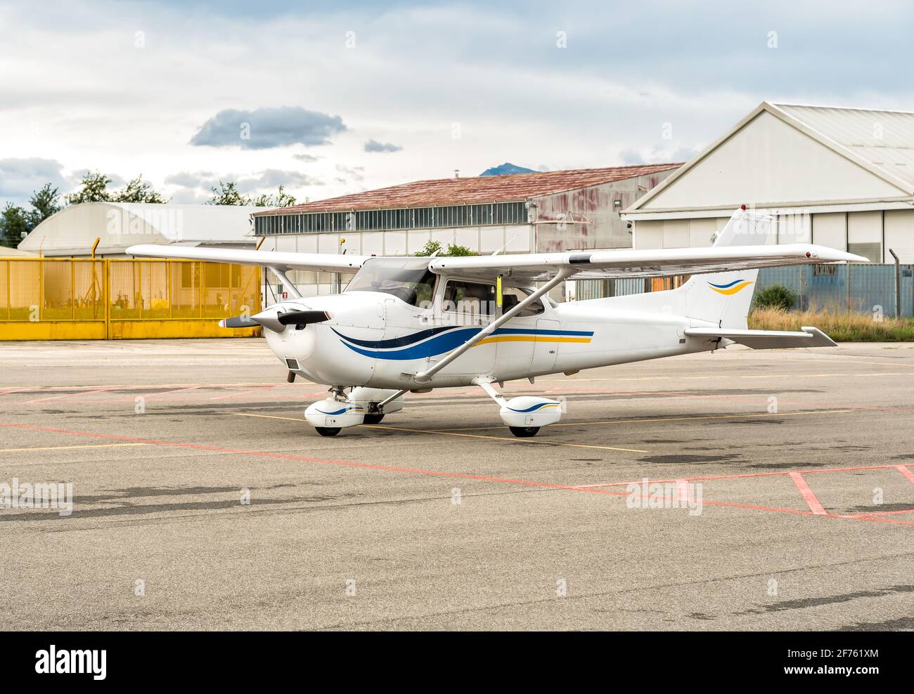 Kleines Privatflugzeug Cessna, geparkt auf dem kleinen Flughafen Venegono, Provinz Varese, Italien Stockfoto