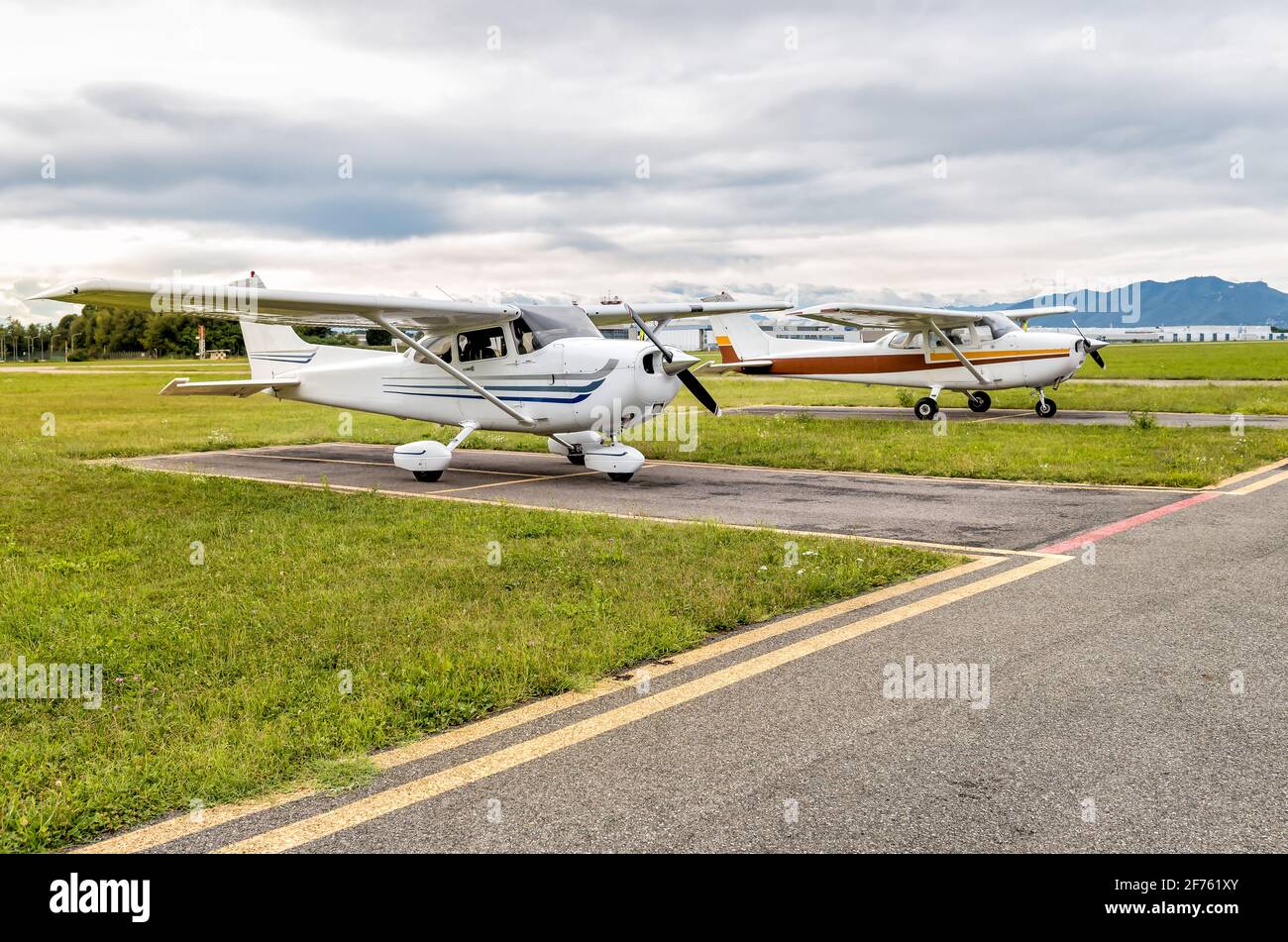 Kleine private Flugzeuge Cessna parkten auf dem kleinen Flughafen Venegono, Provinz Varese, Italien Stockfoto
