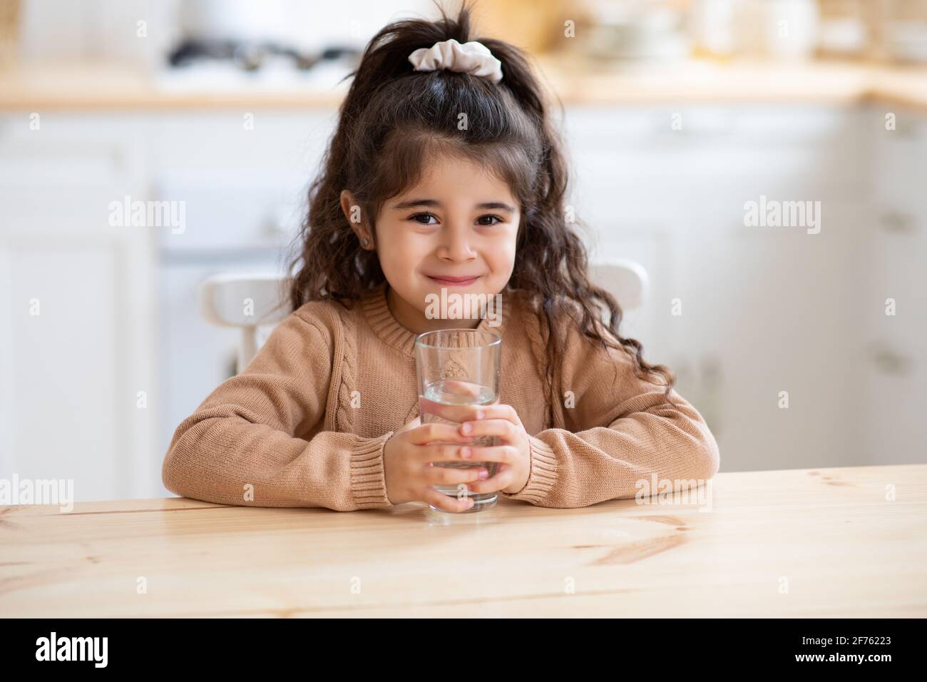 Ziemlich Wenig Arabischen Vorschule Mädchen Trinkwasser In Der Küche Bei Zu Hause Stockfoto