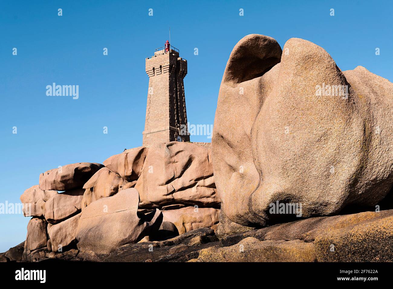 Frankreich, Bretagne, Perros-Guirec, cote de Granit Rose, der Leuchtturm Men Ruz Ploumanac'h. Stockfoto