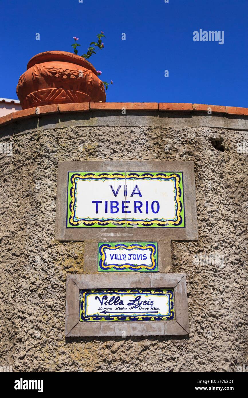 Straßenschilder auf dem Weg zur Villa Jovis auf der Insel Capri, Italien Stockfoto