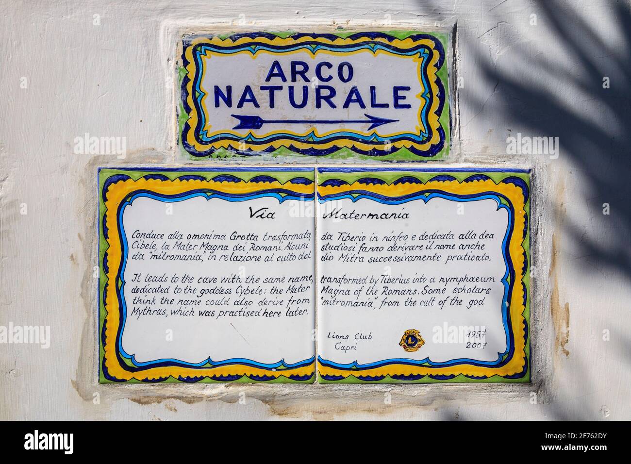 Keramische Wandfliesen auf der Via Maternania mit Wegbeschreibungen und Informationen über den „Arco Naturale“ auf der Insel Capri, Italien Stockfoto