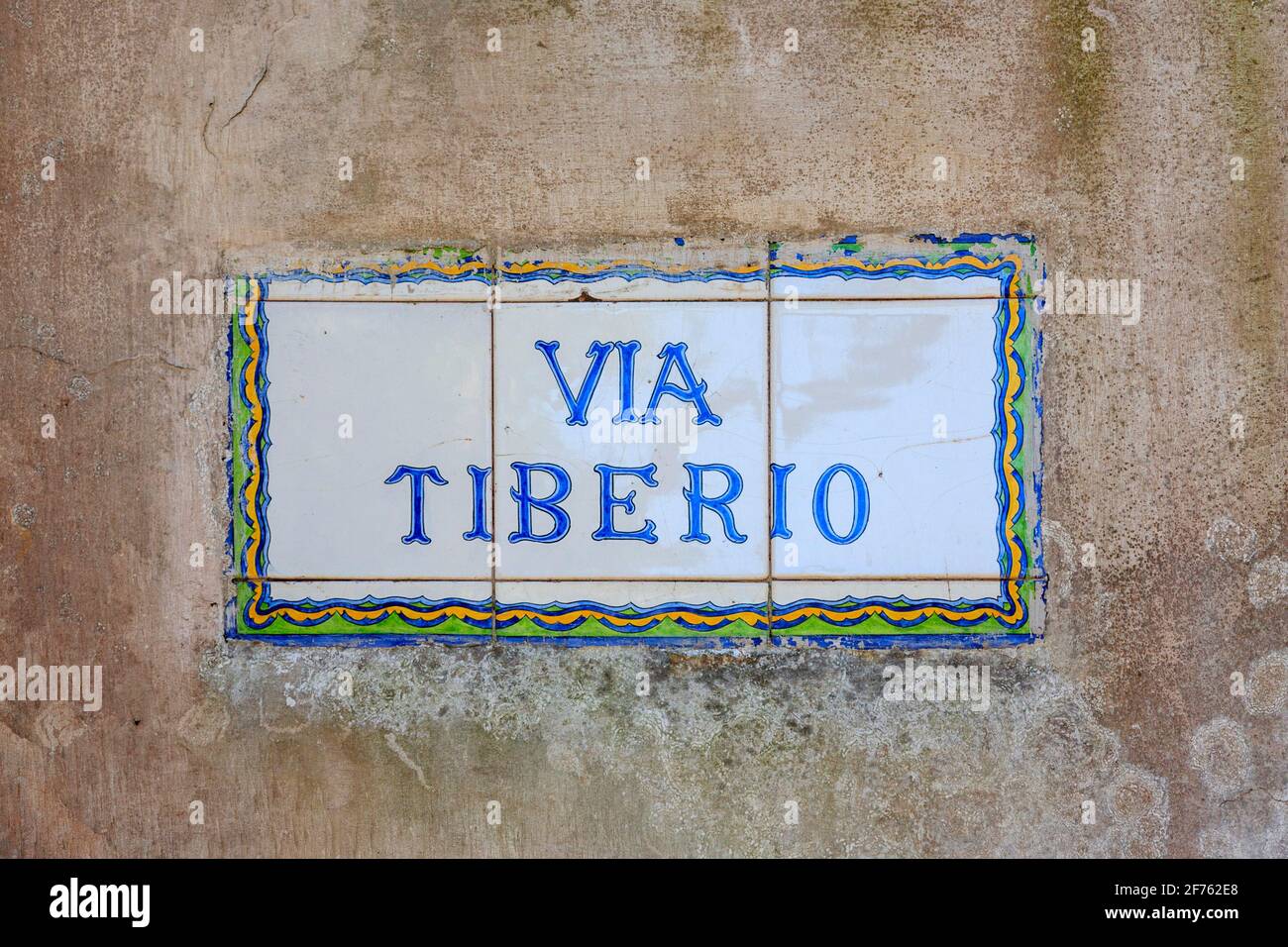 Ein Straßenschild aus Keramikfliesen an der Via Tiberio auf dem Weg zur Villa Jovis, Insel Capri, Italien Stockfoto