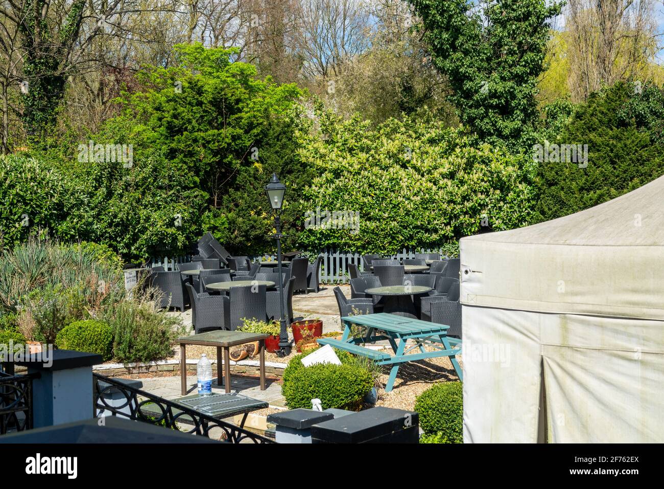 Leerer Biergarten bei den Freimaurern in Hampstead, London, Großbritannien. Pubs bereiten sich auf die Wiedereröffnung vor, aber nur, wenn sie ab dem 12. April Gärten haben, um Kunden zu bedienen. Stockfoto