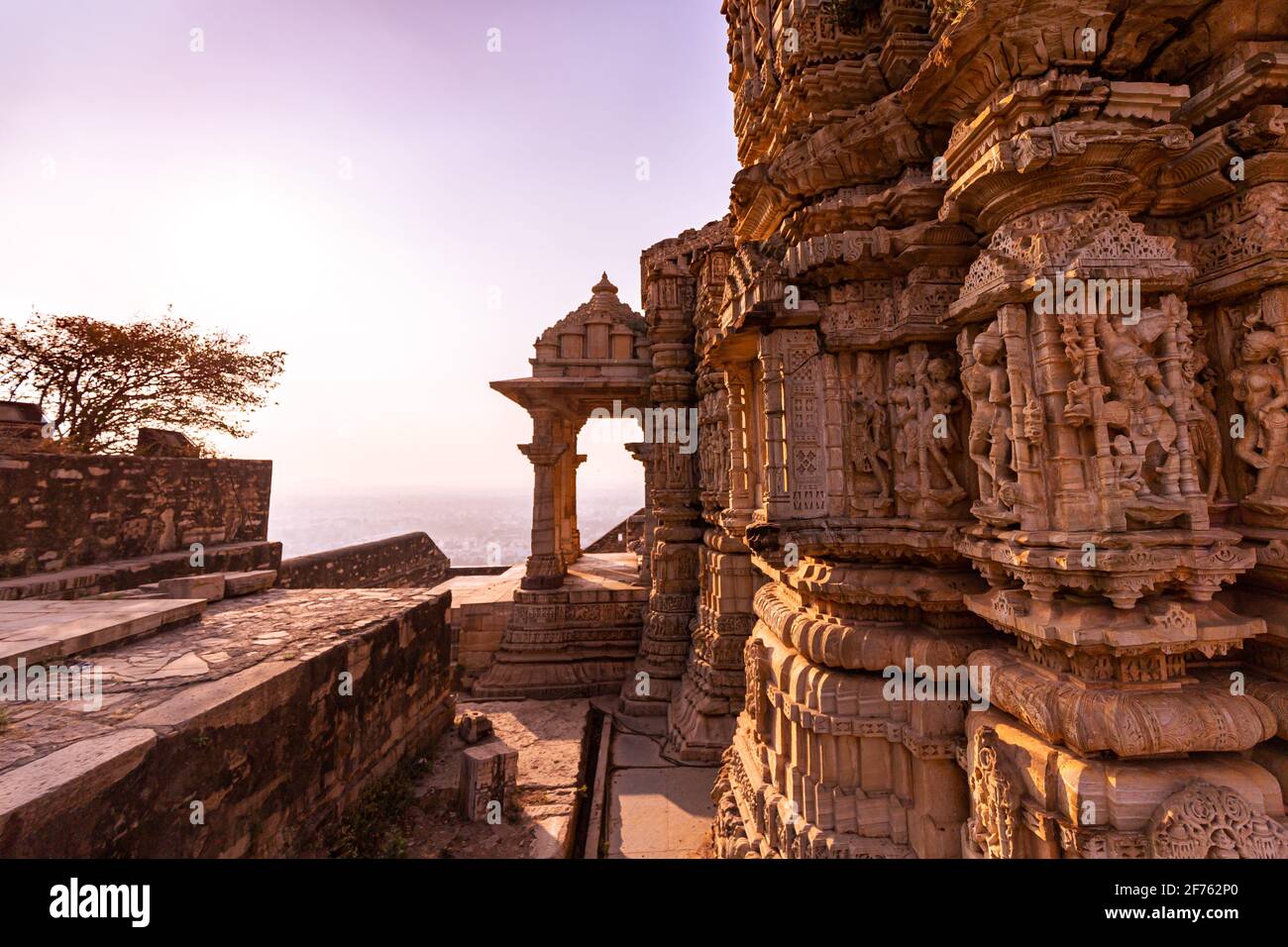 Steinschnitzereien im Abendlicht im Chittorgarh Fort, Indien Stockfoto