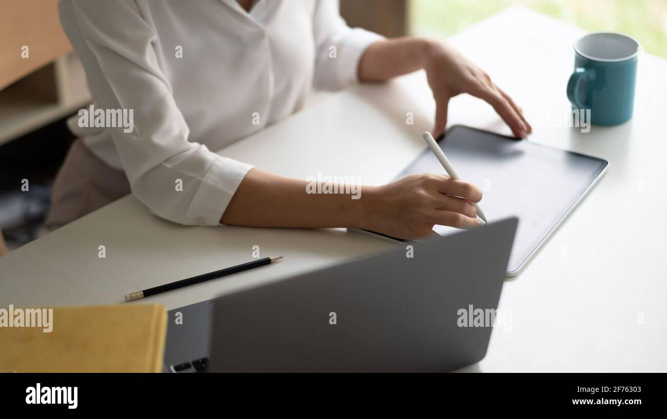 Nahaufnahme der Geschäftsfrau mit dem Eingabestift, Arbeit am digitalen Tablet am Arbeitsplatz. Stockfoto