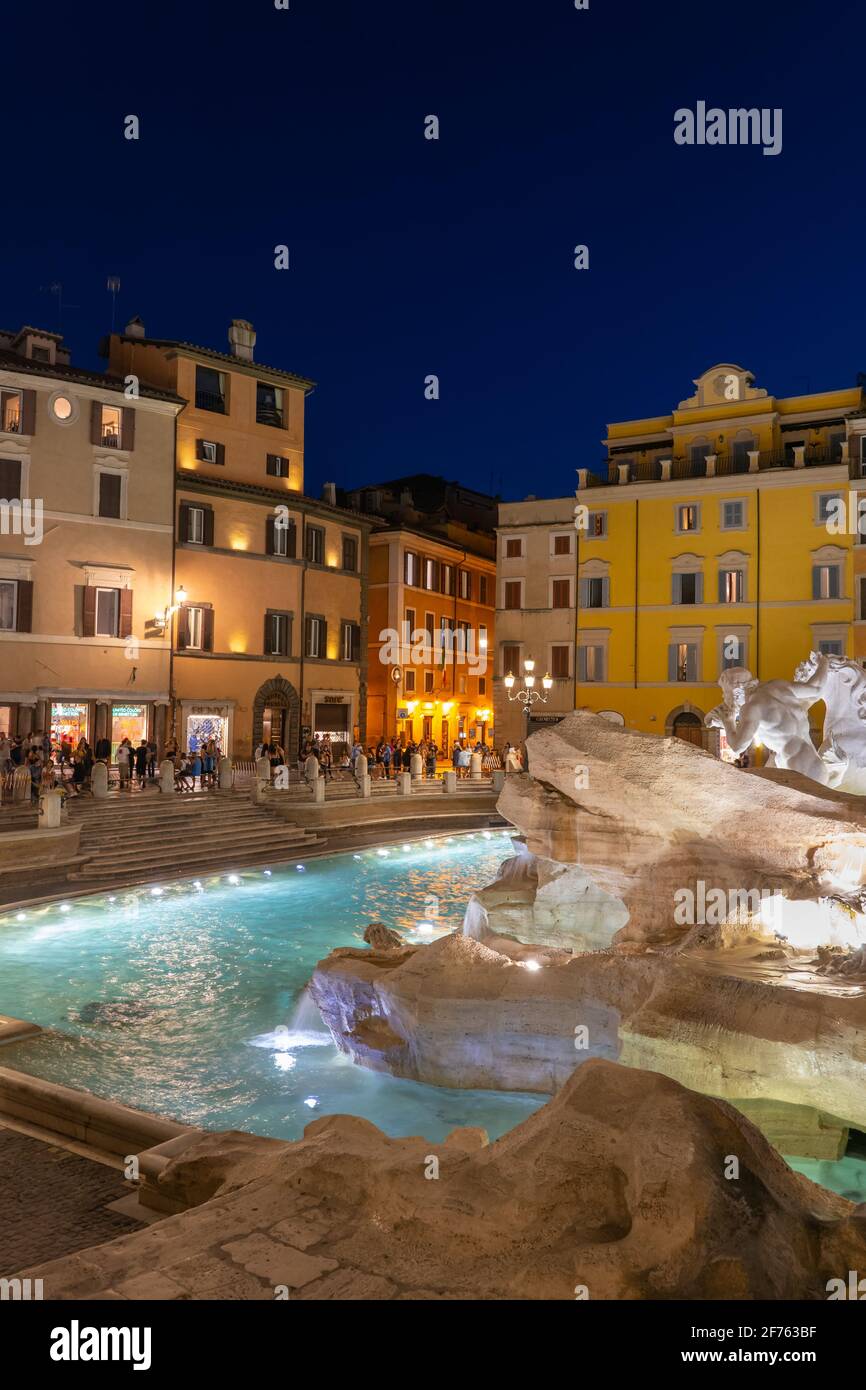 Piazza di Trevi und Trevi-Brunnen bei Nacht in Rom, Italien Stockfoto