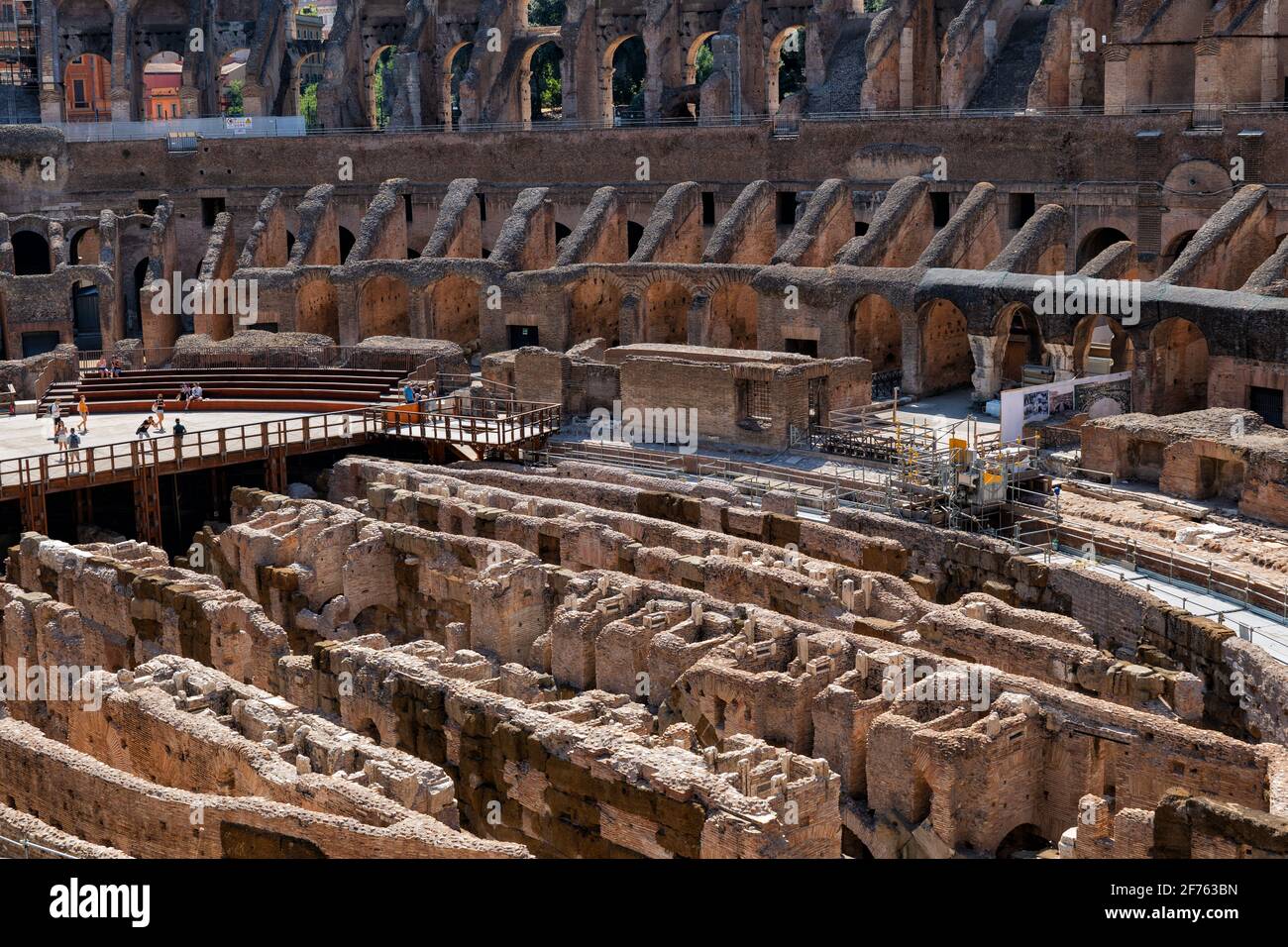 Kolosseum im Inneren der Stadt Rom, Italien, altes flavisches Amphitheater mit Hypogeum unter der Gladiators Arena Stockfoto