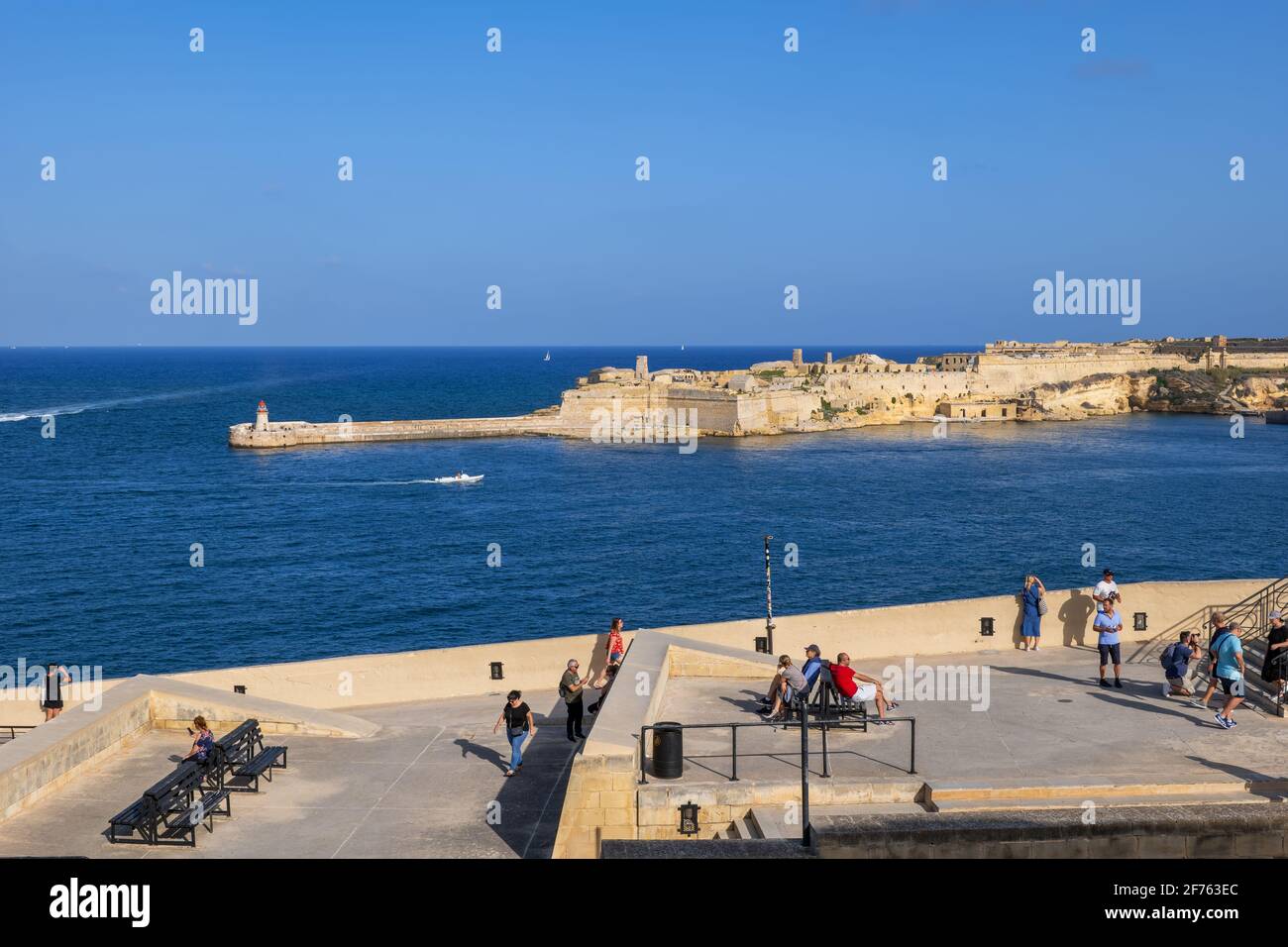 Menschen auf der Terrasse am Meer in Valletta und Fort Ricasoli in Kalkara, Malta Stockfoto