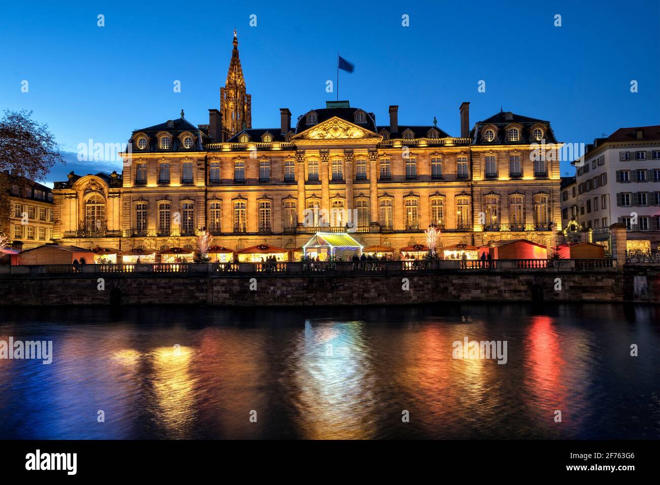 Frankreich, das Elsass, Bas-Rhin, Straßburg, der Palast Rohan und der Fluss ill. Stockfoto