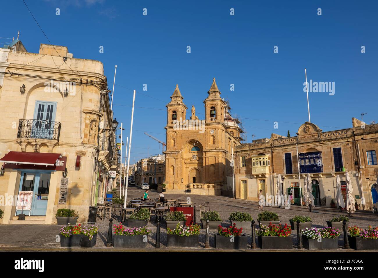 Marsaxlokk Fischerdorf in Malta, Pfarrkirche unserer Lieben Frau von Pompei in der Mitte. Stockfoto