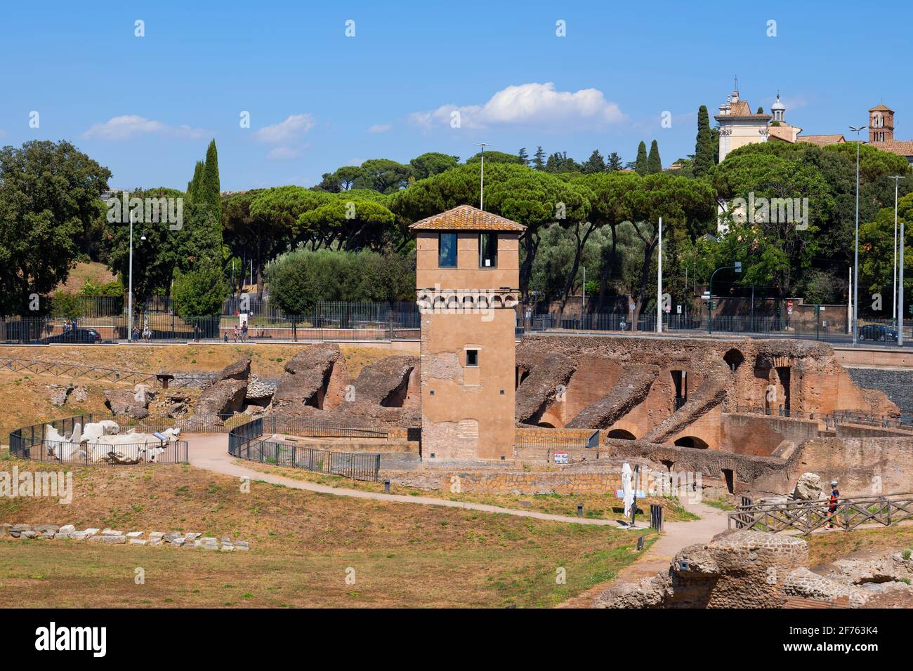 Circus Maximus (Circo Massimo) antike Stadionruinen und mittelalterlicher Turm von Moletta in der Stadt Rom, Italien Stockfoto