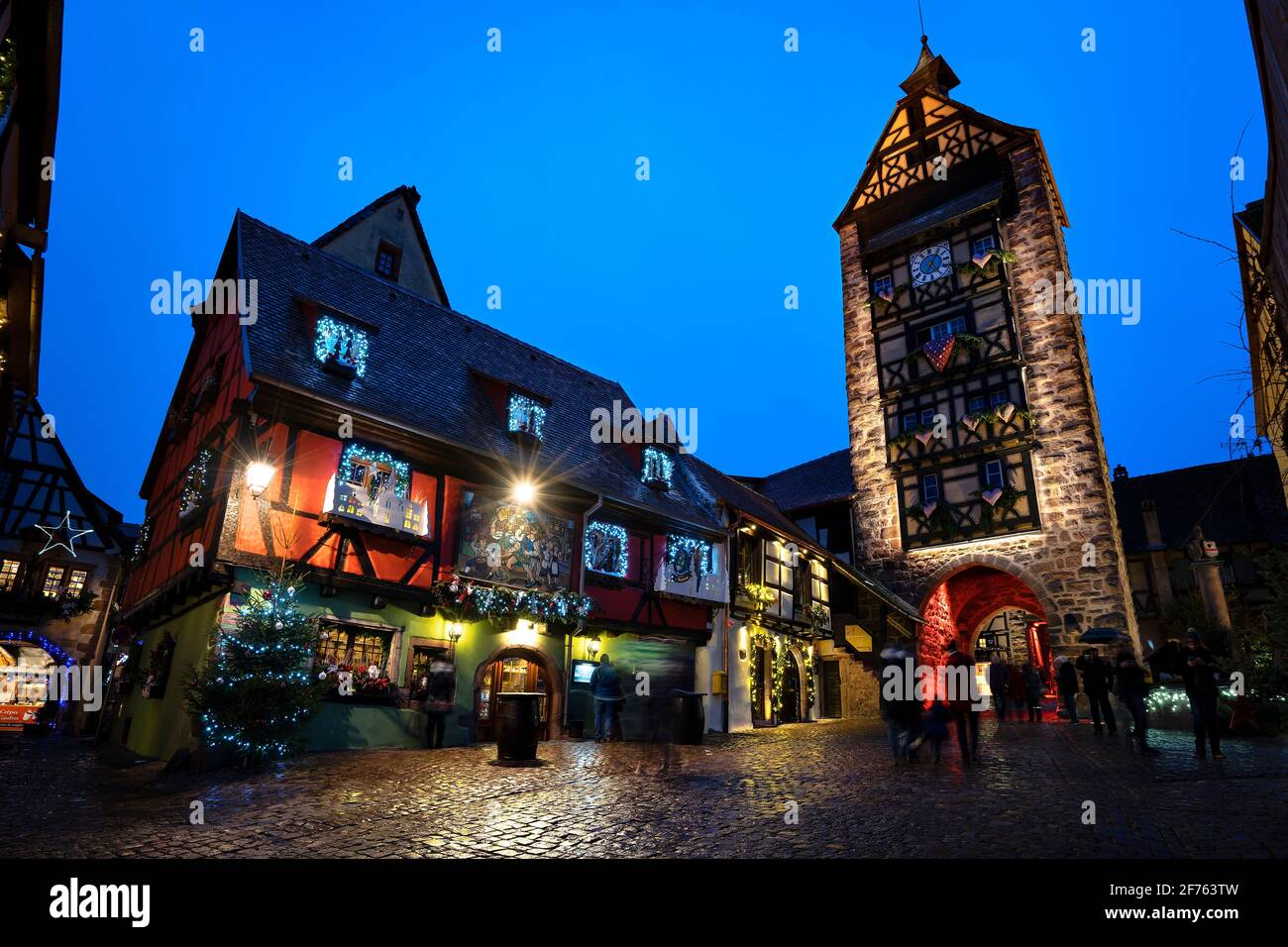 Frankreich, Elsass, Haut Rhin, Riquewihr, Weihnachtsmarkt, Bei den Straßen in der Nacht. Stockfoto