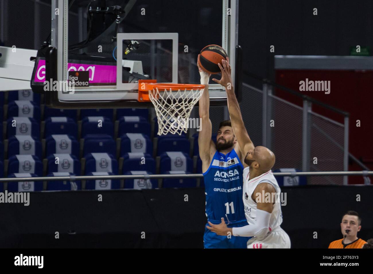 Madrid, Spanien. April 2021. William Magarity (blau) und Alex Tyus (weiß) beim Real Madrid Sieg über Acunsa GBC 97 - 71 in Liga Endesa regulären Saison Spiel (Tag 29) gefeiert in Madrid (Spanien) im Wizink Center. April 2021. (Foto von Juan Carlos García Mate/Pacific Press/Sipa USA) Quelle: SIPA USA/Alamy Live News Stockfoto