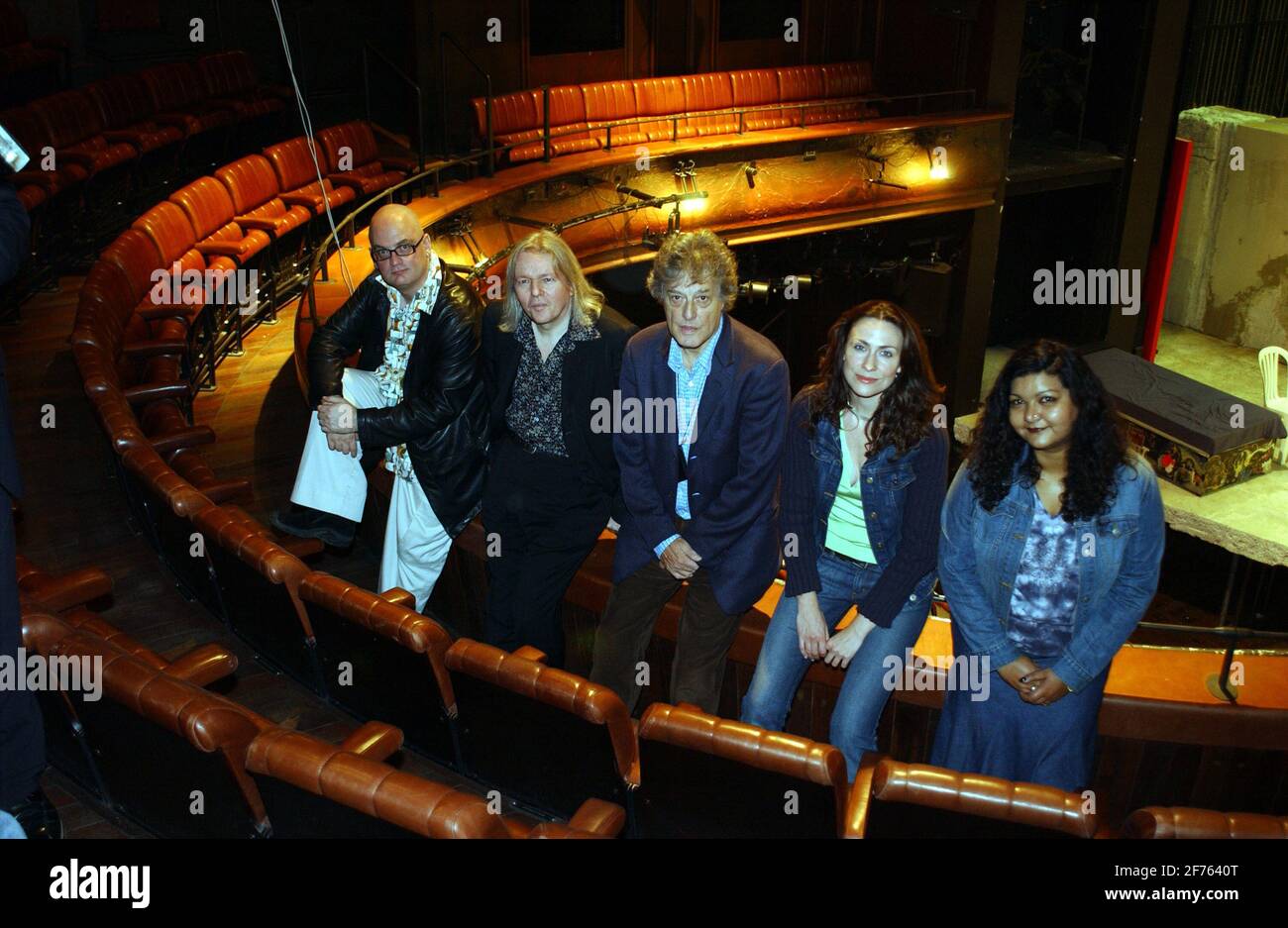 TERRY JOHNSONO, CHRISTOPHER HAMPTON, TOM STOPPARD, STELLA FEEHILY UND TANIKA GUPTA, AN DER BETEILIGT 50. SPIELZEIT IM ROYAL CT THEATER.11/10/05 TOM PILSTON Stockfoto