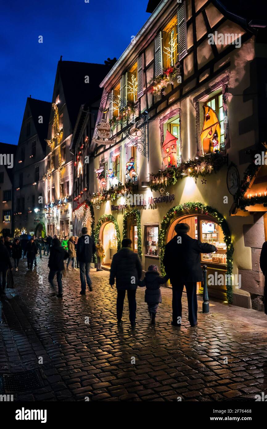 Frankreich, Elsass, Haut Rhin, Kaysersberg, Weihnachtsmarkt in der Altstadt. Stockfoto