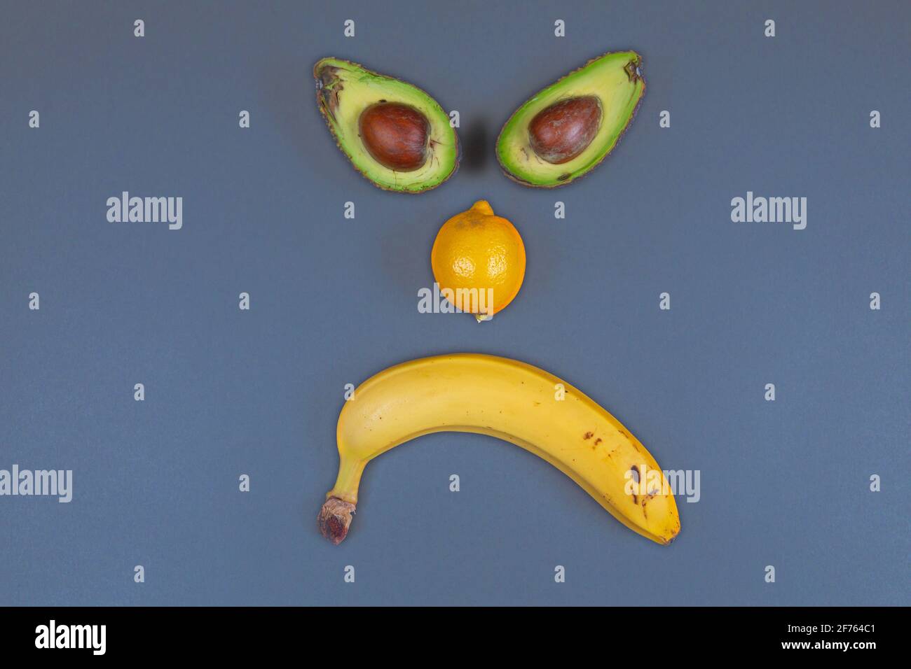 VERSCHROBENES GESICHT AUS BANANE, AVOCADO UND ZITRONE Stockfoto