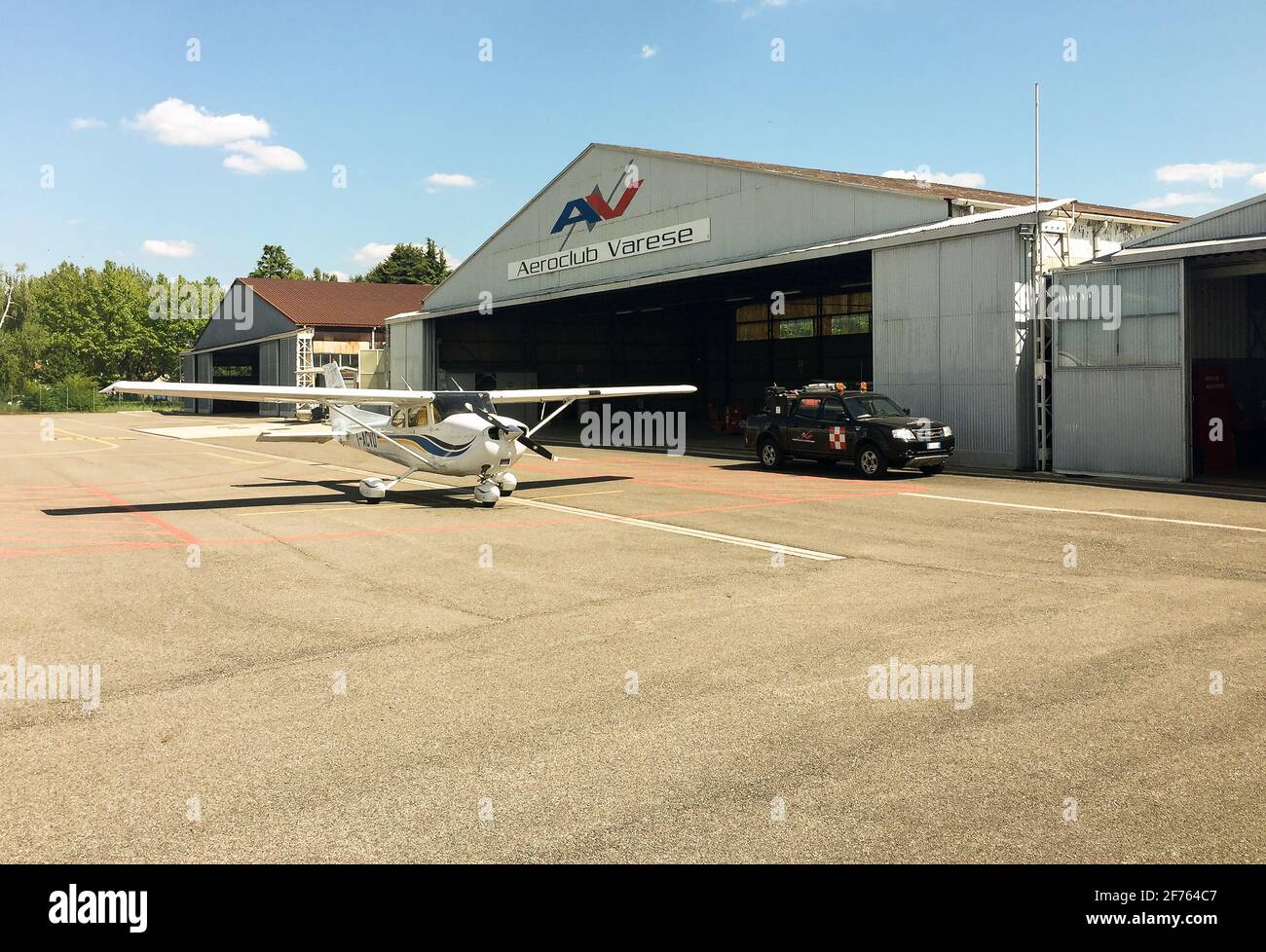Venegono Inferiore, Varese, Italien - 02. September 2017: Cessna 172 geparkt in der Nähe des Hangars des Varese Aeroclubs, Provinz Varese, Italien Stockfoto