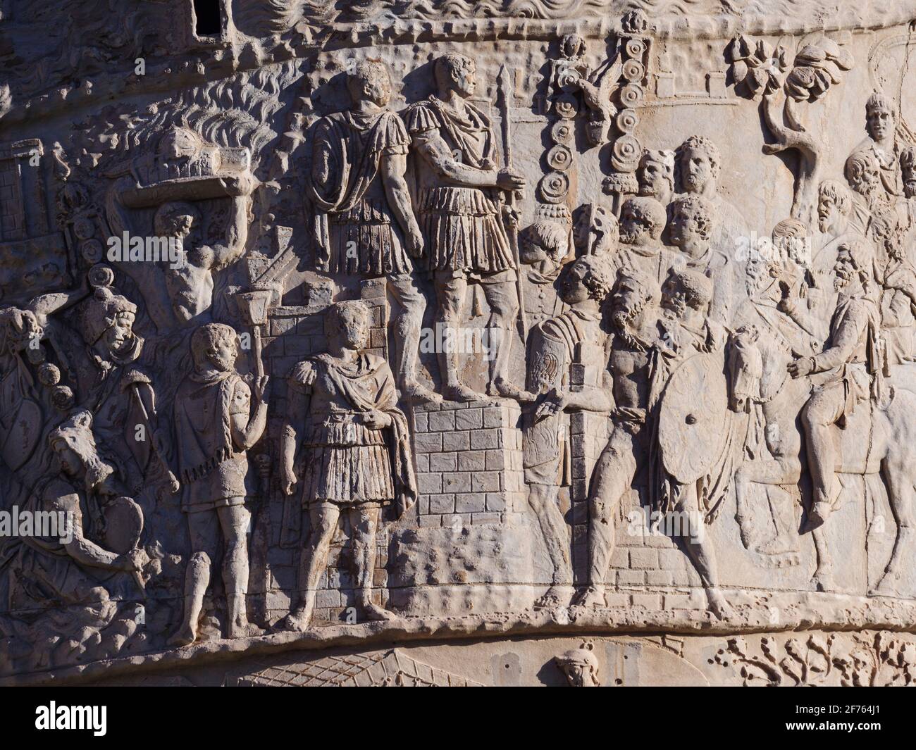 Rom. Italien. Trajans Säule (Colonna Traiana), 113 n. Chr. Detail zeigt römischen Kaiser Trajan an seine Truppen (Adlocutio). Die Säule von Trajan com Stockfoto
