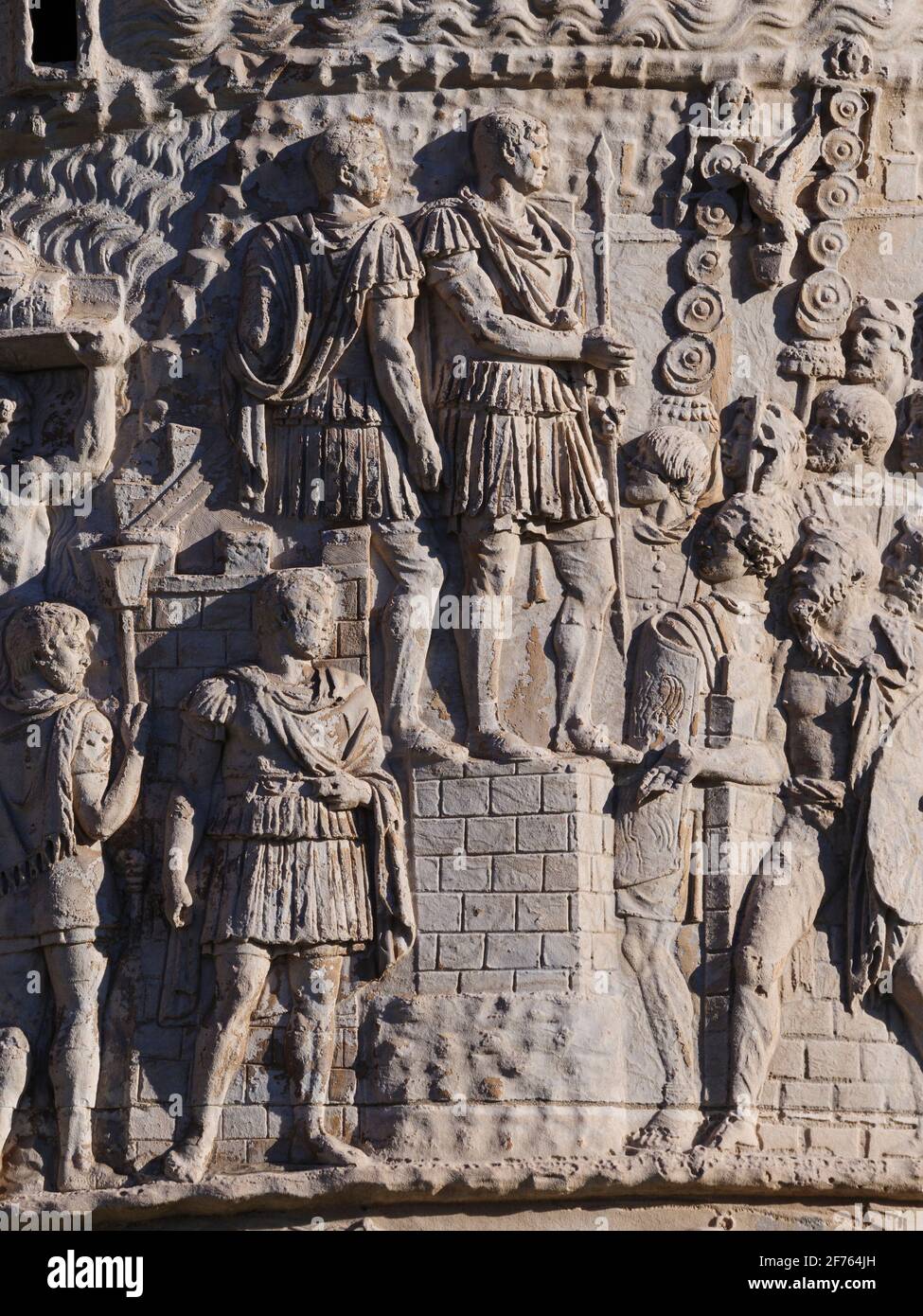 Rom. Italien. Trajans Säule (Colonna Traiana), 113 n. Chr. Detail zeigt römischen Kaiser Trajan an seine Truppen (Adlocutio). Die Säule von Trajan com Stockfoto